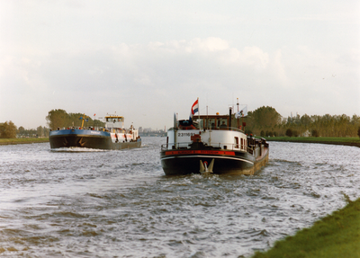 351185 Afbeelding van twee elkaar passerende binnenvaartschepen op het Amsterdam-Rijnkanaal bij Maarssen.